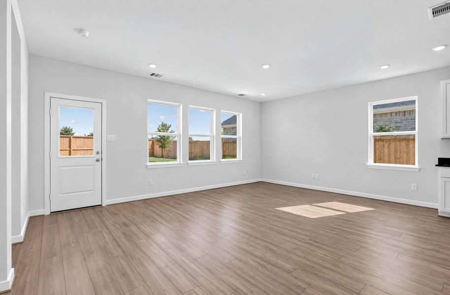 Spacious, unfurnished interior of a new home in Raburn Reserve 50s, Tomball (Image 6).