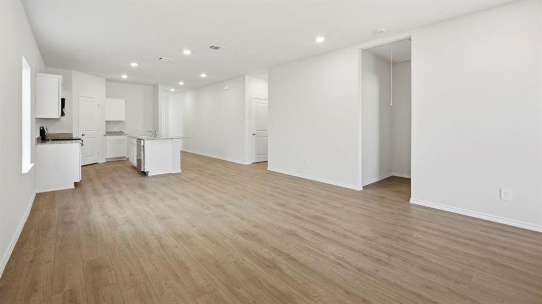 Spacious, unfurnished interior of a new home in Sweetwater Springs, Sherman (Image 30).