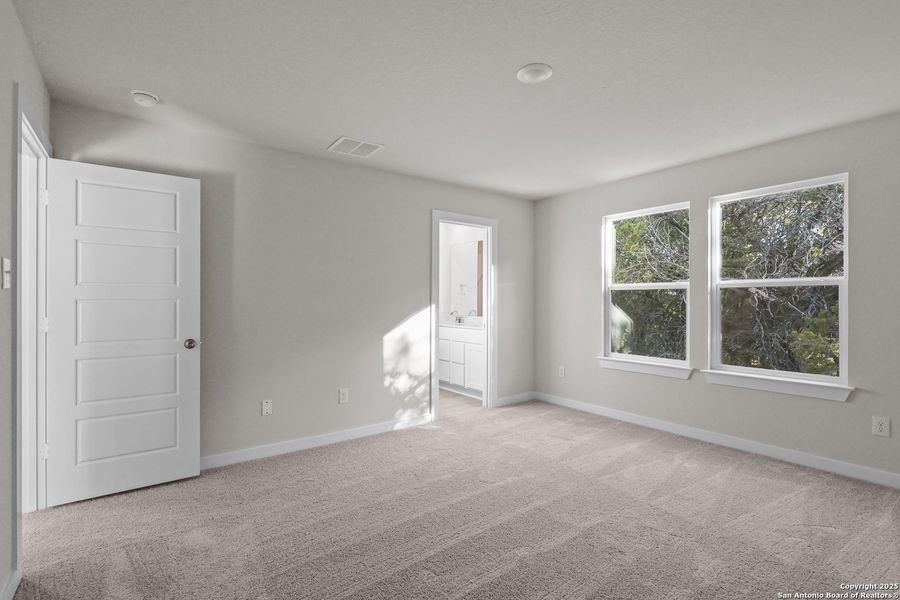 Spacious, unfurnished interior of a new home in Rosemont Hill, San Antonio (Image 11).