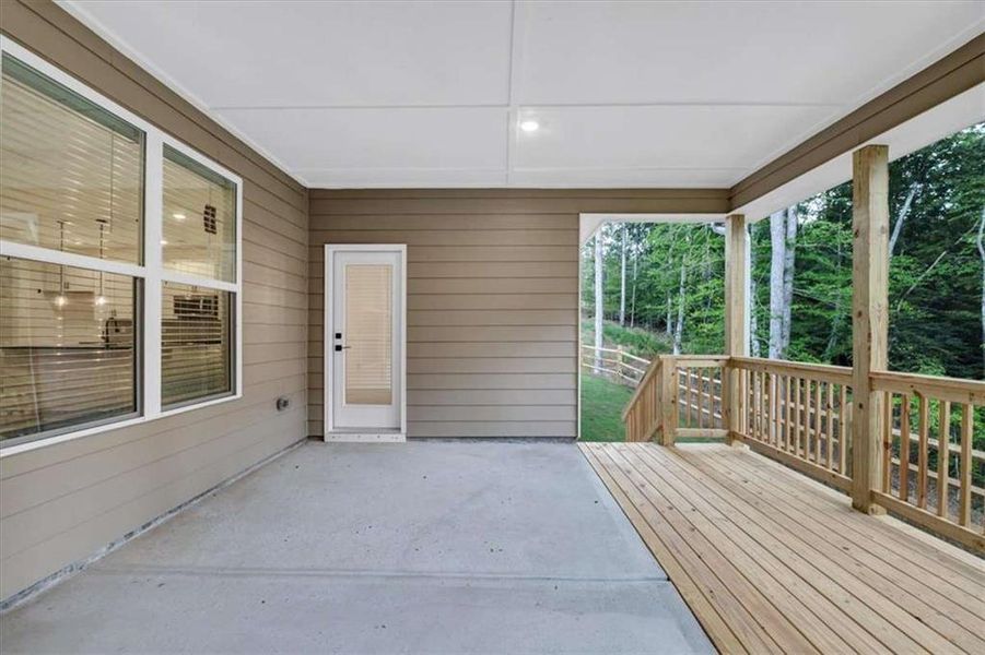 Exterior details and patio area of a home in Tuscany Hills, Douglasville (Image 25).