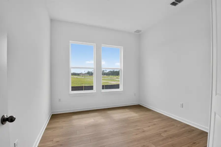Spacious, unfurnished interior of a new home in Ardisia Park, New Smyrna Beach (Image 25).