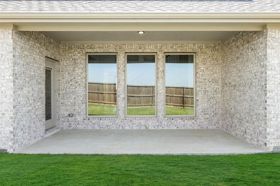 Exterior details and patio area of a home in Country Lakes, Denton (Image 3).