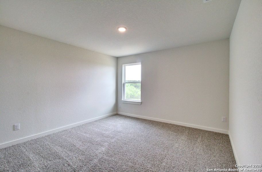 Spacious, unfurnished interior of a new home in Cloud Country, New Braunfels (Image 39).