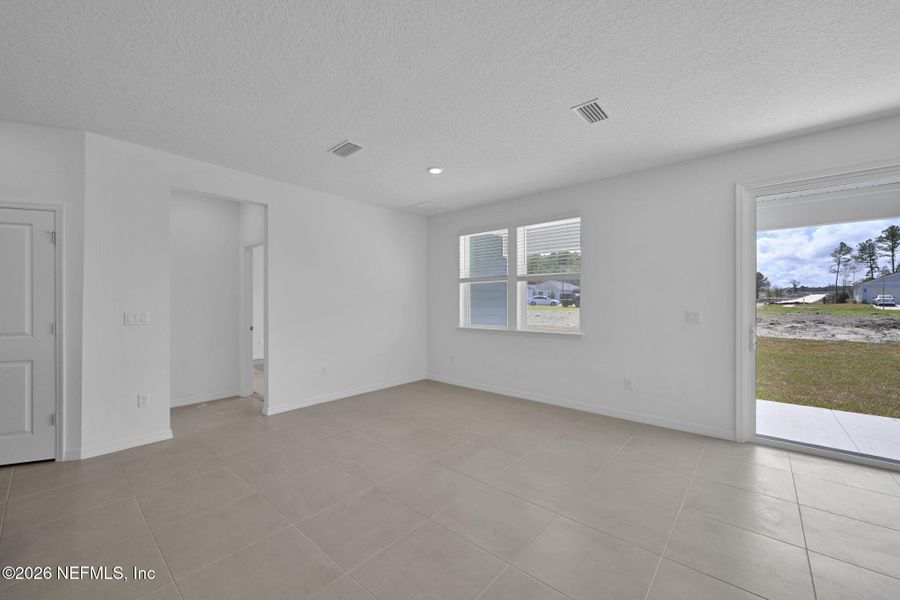 Spacious, unfurnished interior of a new home in Hyland Trail, Green Cove Springs (Image 12).