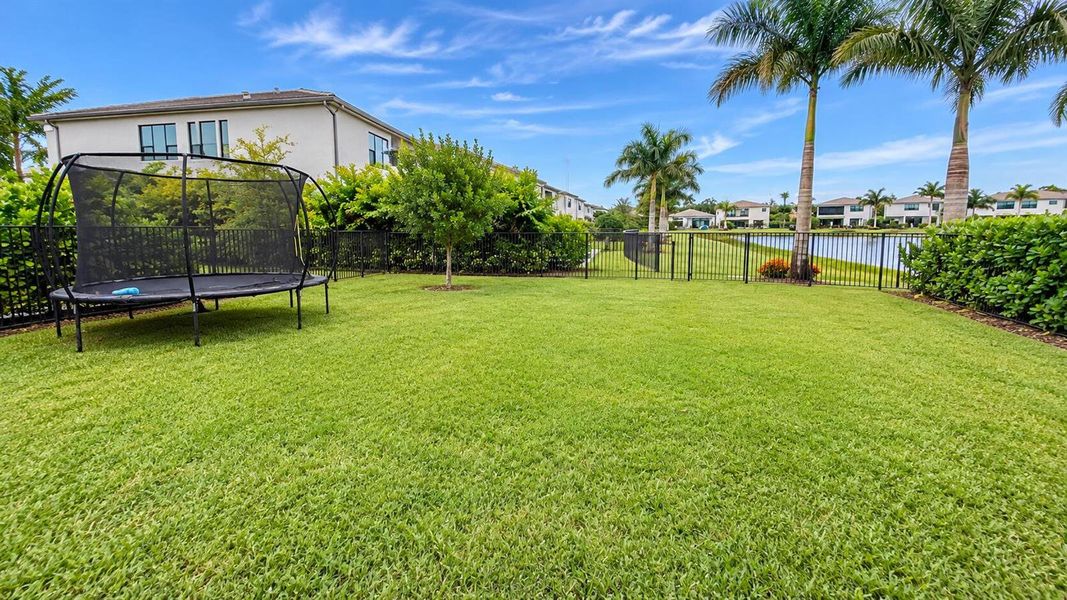 Sunny Waterfront Backyard with Trampolin Sunny Waterfront Backyard with Trampolin
