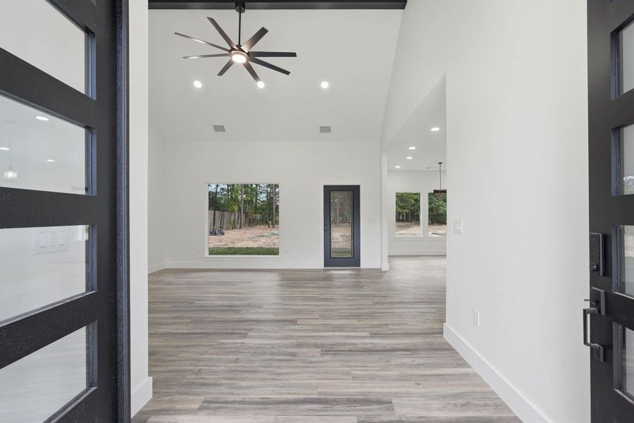 Spacious, unfurnished interior of a new home in , Conroe (Image 18).
