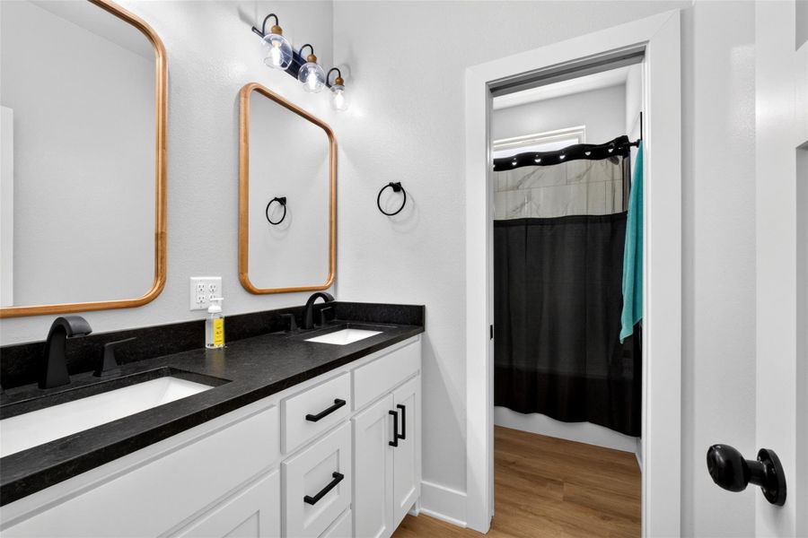 Furnished interior view inside a new home in , Kilgore (Image 14).