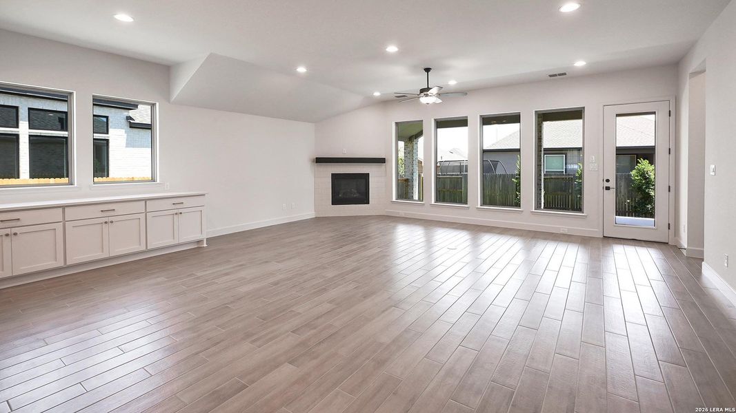 Spacious, unfurnished interior of a new home in Veramendi, New Braunfels (Image 17).