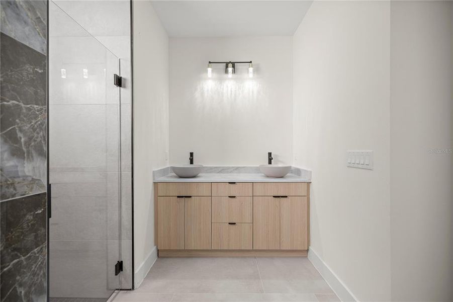 Furnished interior view inside a new home in , Dunnellon (Image 9).