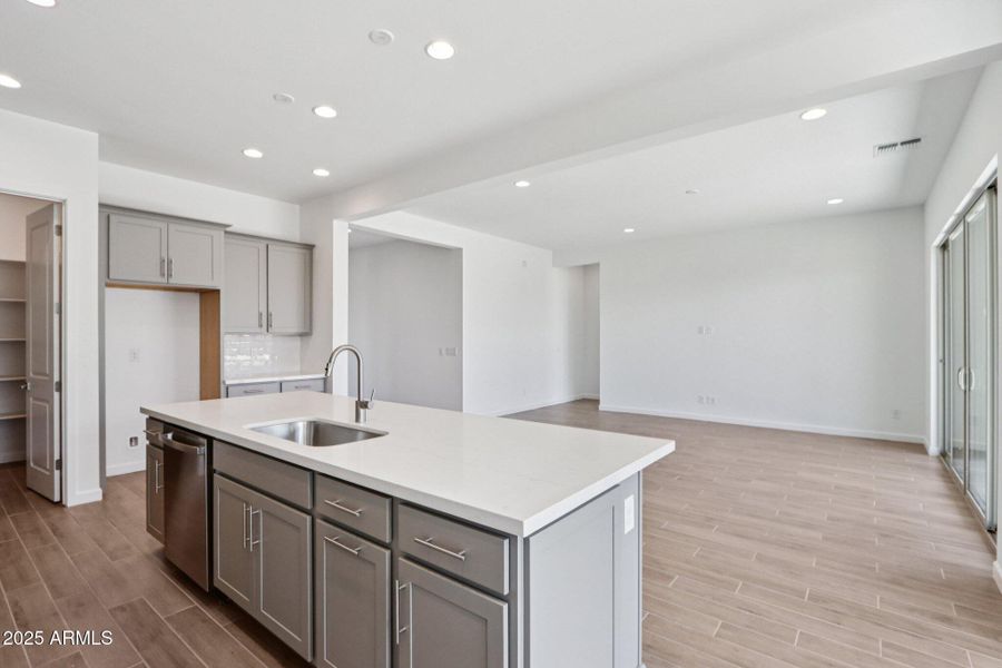 16-web-or-mls-E Utah Ave-S0909-016