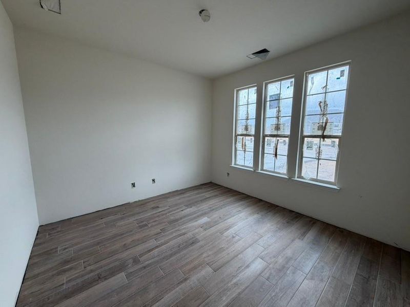 Spacious, unfurnished interior of a new home in Waterford Park, Weatherford (Image 4).