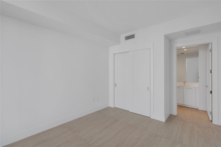 Spacious, unfurnished interior of a new home in , Fort Lauderdale (Image 19).