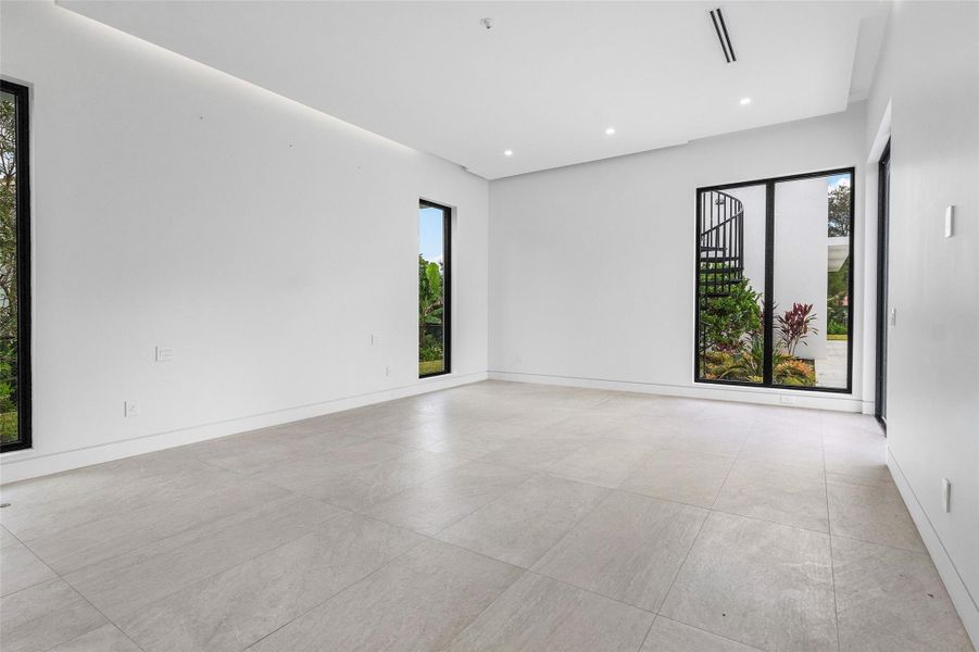 Spacious, unfurnished interior of a new home in , Parkland (Image 54).