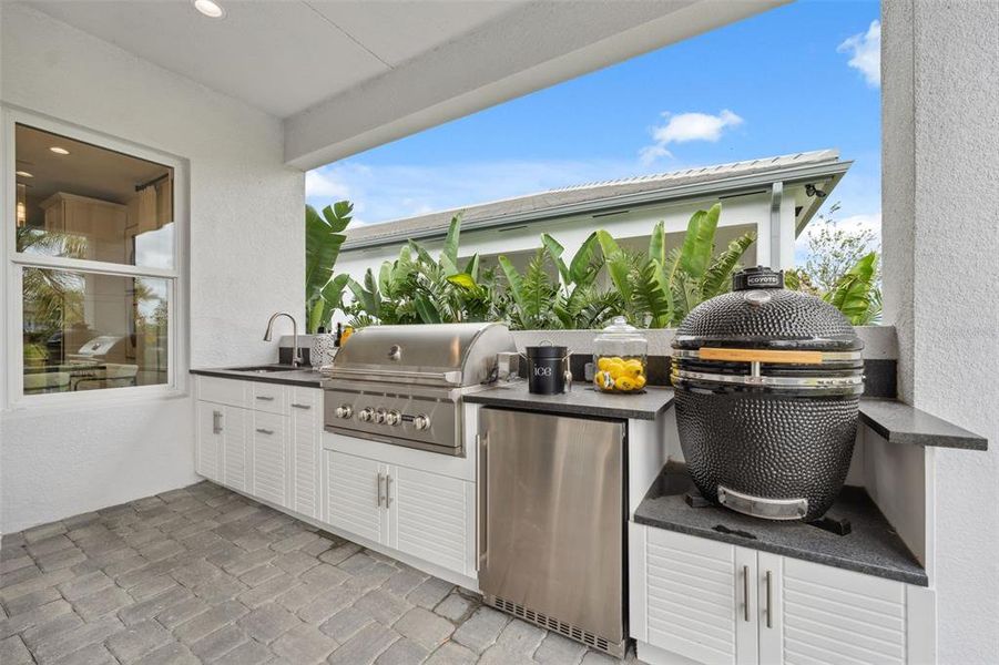 Exterior details and patio area of a home in Valencia Ridge, Wesley Chapel (Image 3).