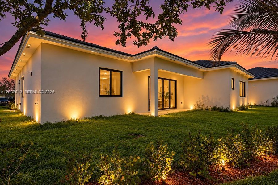 Exterior details and patio area of a home in , Cutler Bay (Image 3).