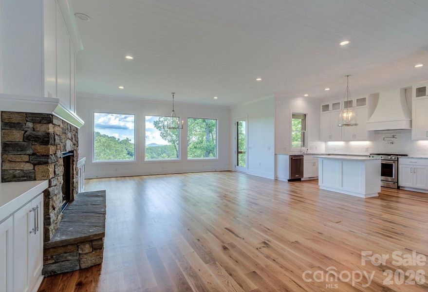 Spacious, unfurnished interior of a new home in , Newland (Image 14).