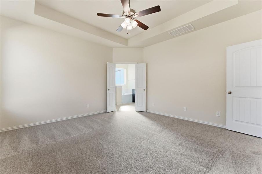 Spacious, unfurnished interior of a new home in Waterford Park, Weatherford (Image 37).