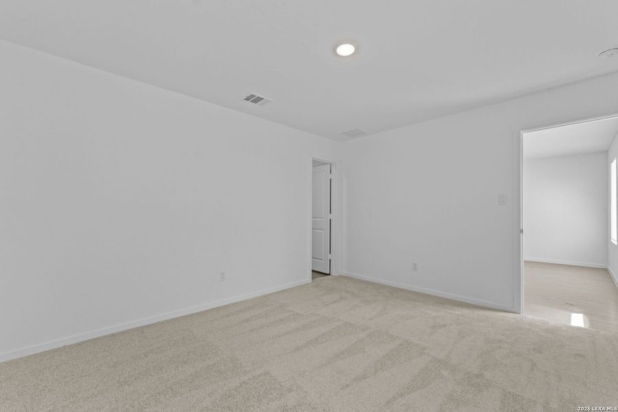 Spacious, unfurnished interior of a new home in Guadalupe Ridge, New Braunfels (Image 21).