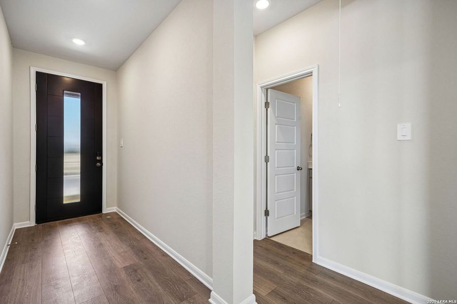 Spacious, unfurnished interior of a new home in Thomas Pond, San Antonio (Image 15).
