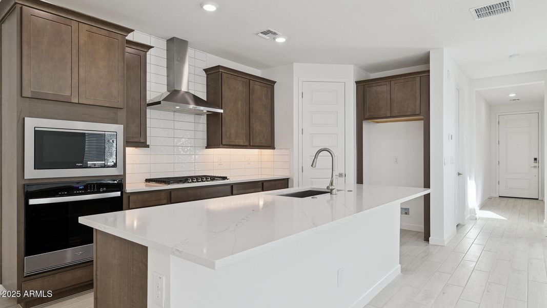 3985_Phoenician_Lot 2081_Aloravita_Peori 3985_Phoenician_Lot 2081_Aloravita_Peori