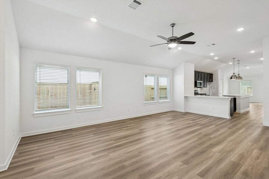 Spacious, unfurnished interior of a new home in Lone Star Landing, Montgomery (Image 25).