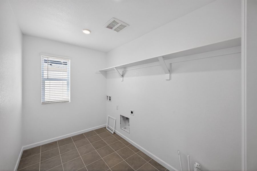 Spacious, unfurnished interior of a new home in Sky Ranch, Aurora (Image 16).