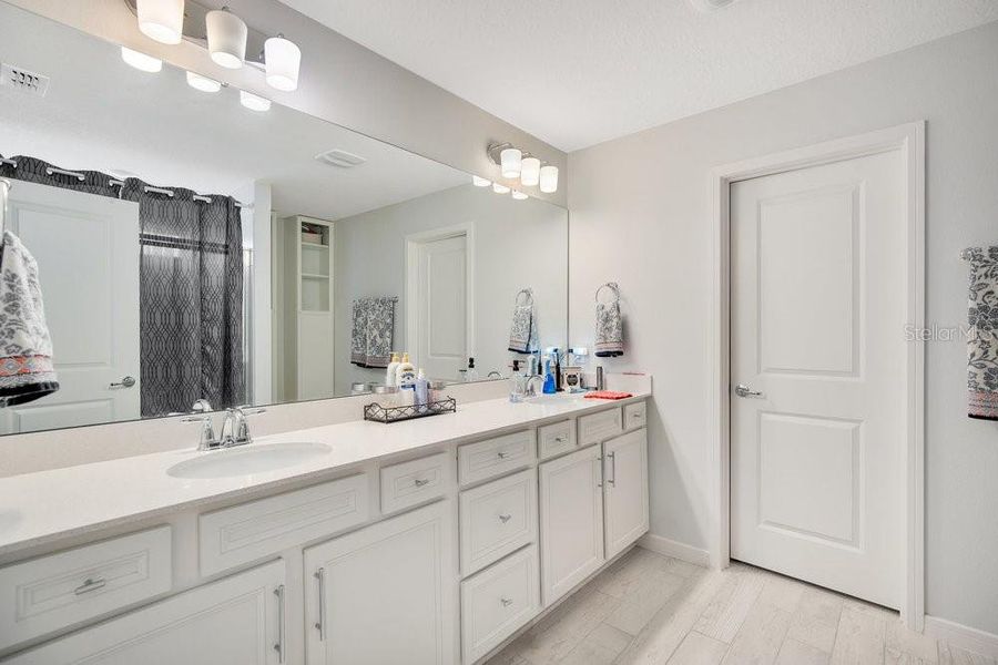 Furnished interior view inside a new home in , Orlando (Image 10).