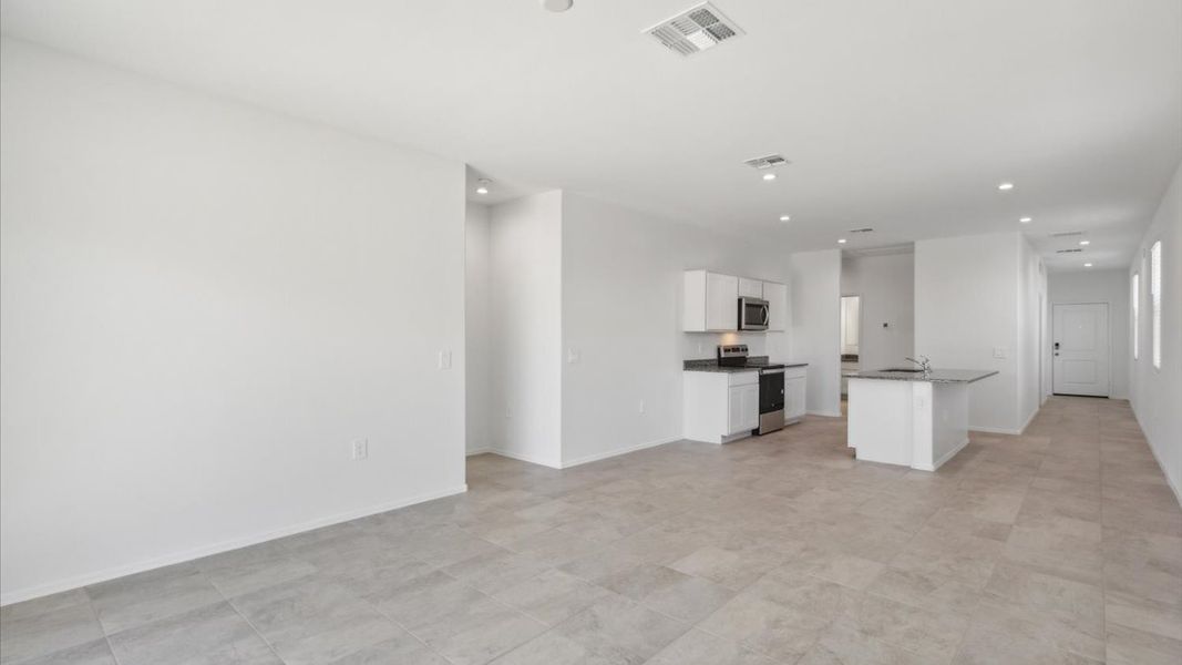 Spacious, unfurnished interior of a new home in Radiance at Superstition Vistas, Apache Junction (Image 11).