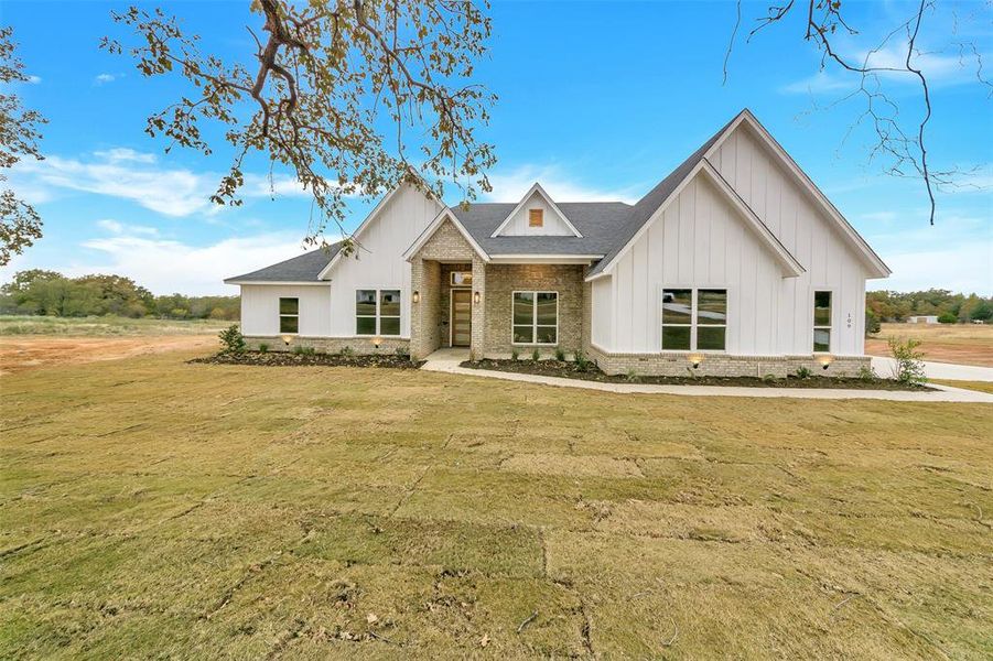 Modern farmhouse featuring a front yard