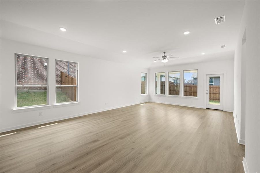 6921 Freight Train- Dining-2