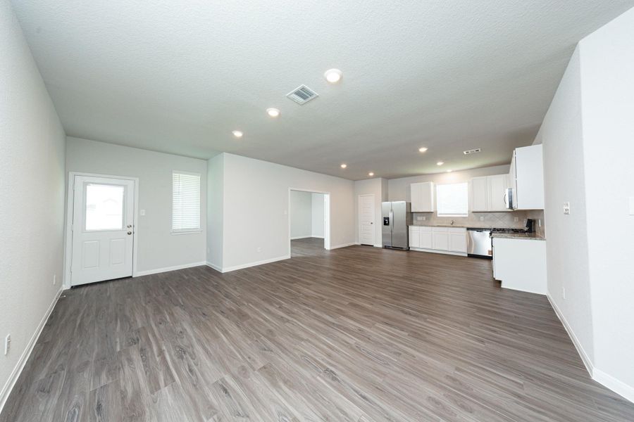 Spacious, unfurnished interior of a new home in Cliffstone Hills, Conroe (Image 12).