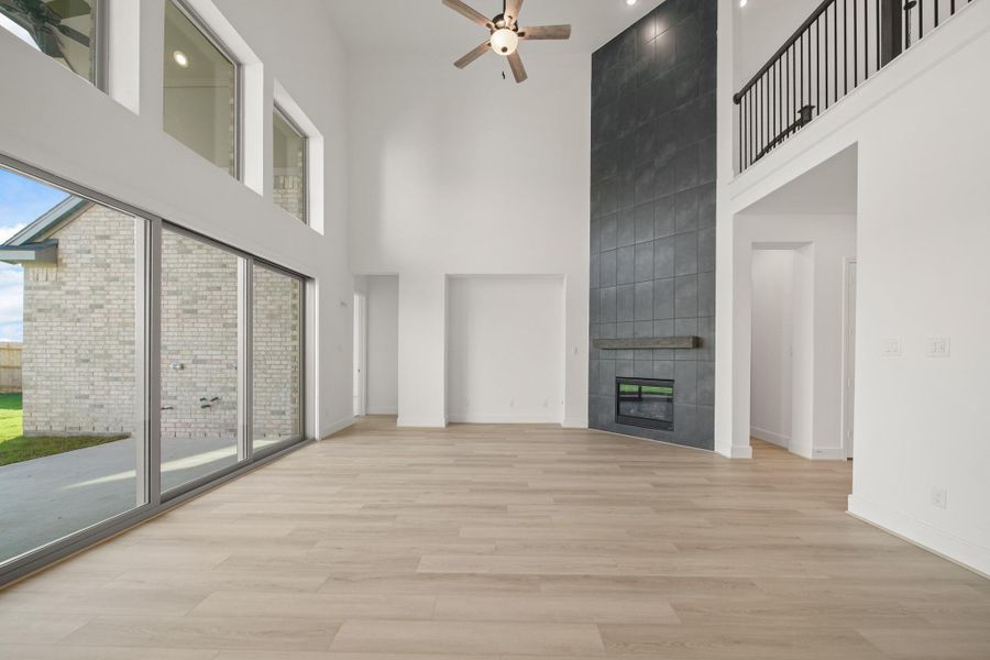 Spacious, unfurnished interior of a new home in Valencia 70', Manvel (Image 23).