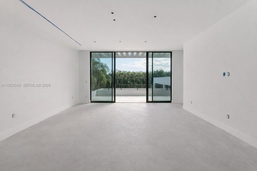 Spacious, unfurnished interior of a new home in , Pinecrest (Image 4).