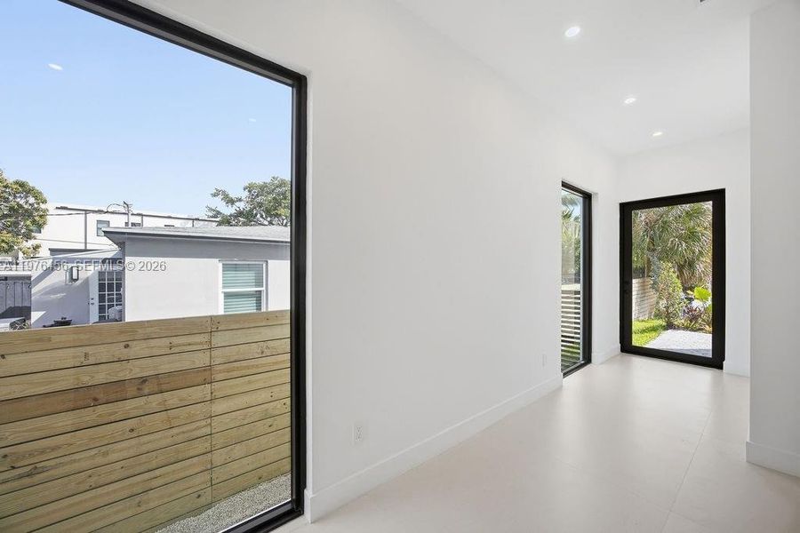 Spacious, unfurnished interior of a new home in , Fort Lauderdale (Image 23).