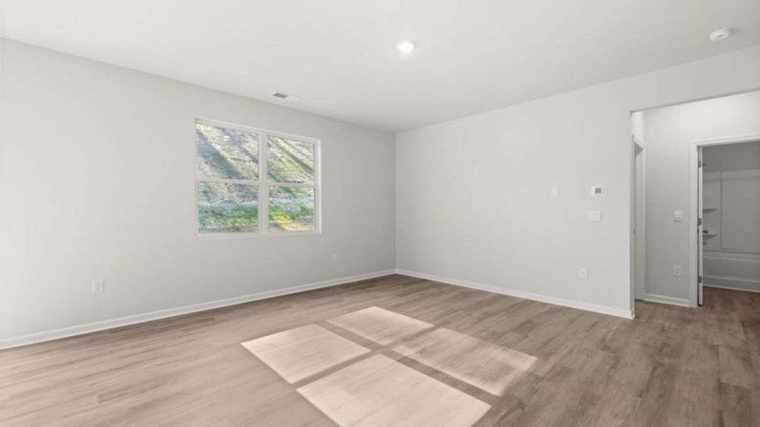 Spacious, unfurnished interior of a new home in Oconee Overlook, Gainesville (Image 24).