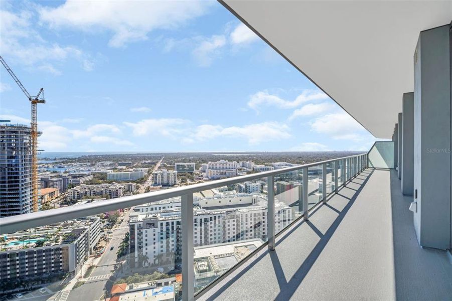 Condo located in St. Petersburg, FL showcasing its design and architecture (Image 28).