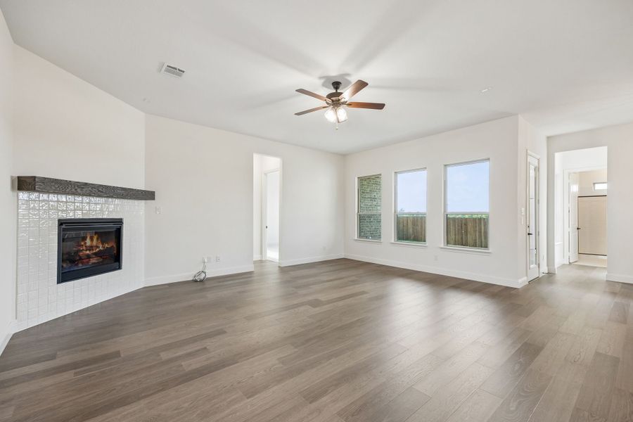 Spacious, unfurnished interior of a new home in Sheppard's Place, Waxahachie (Image 18). Spacious, unfurnished interior of a new home in Sheppard's Place, Waxahachie (Image 18).