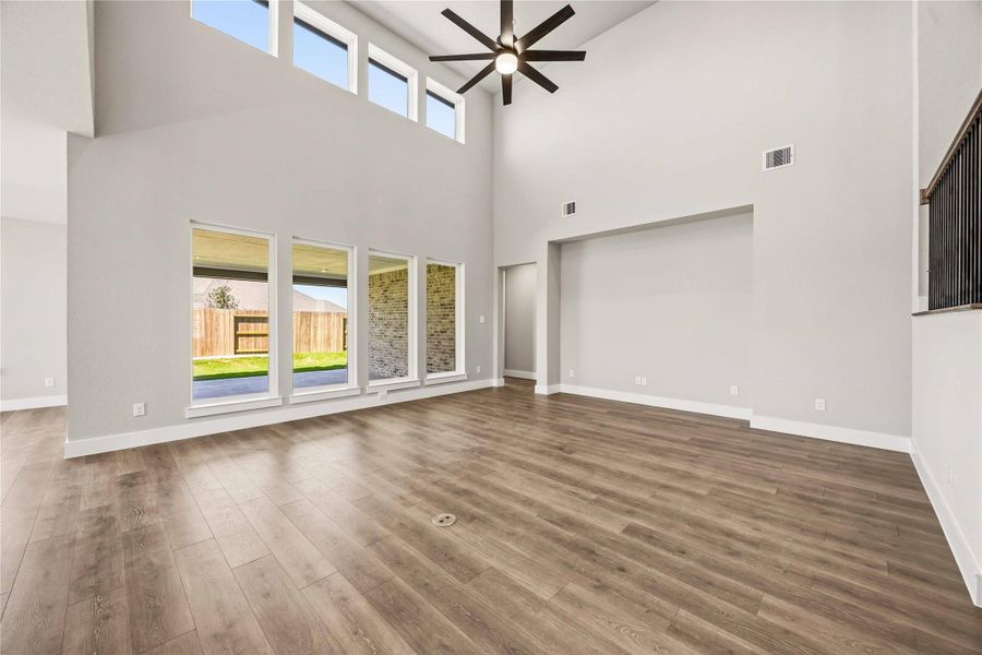 Spacious, unfurnished interior of a new home in Valencia, Manvel (Image 29).