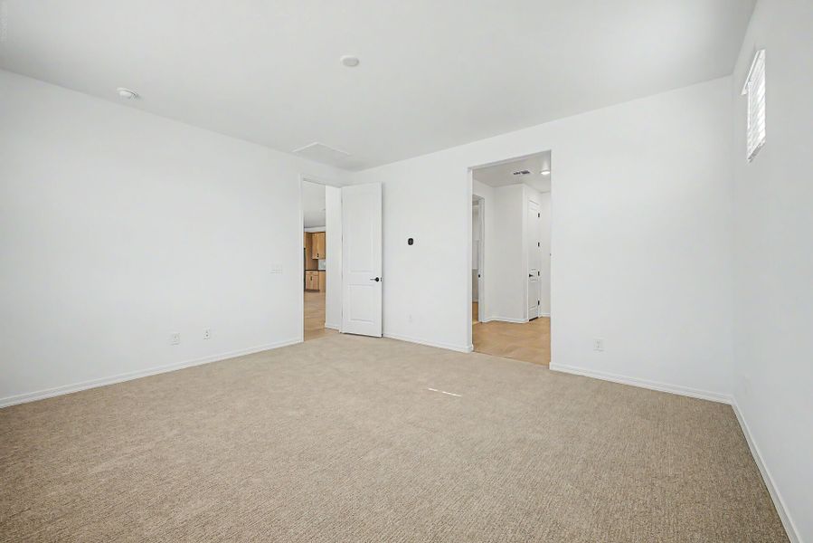 Spacious, unfurnished interior of a new home in Las Ventanas - RV Collection, Goodyear (Image 10).