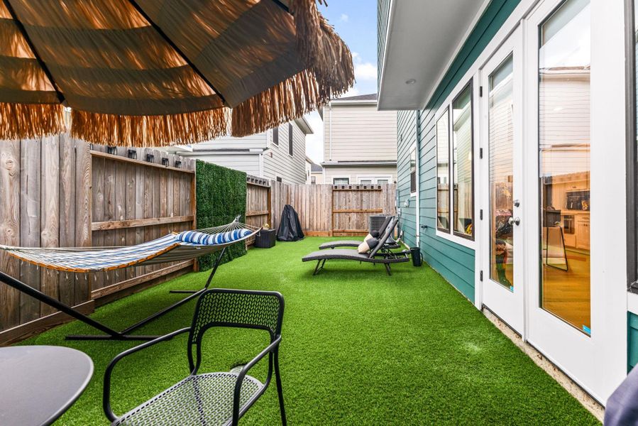 Exterior details and patio area of a home in Timbergrove Trails, Houston (Image 24).