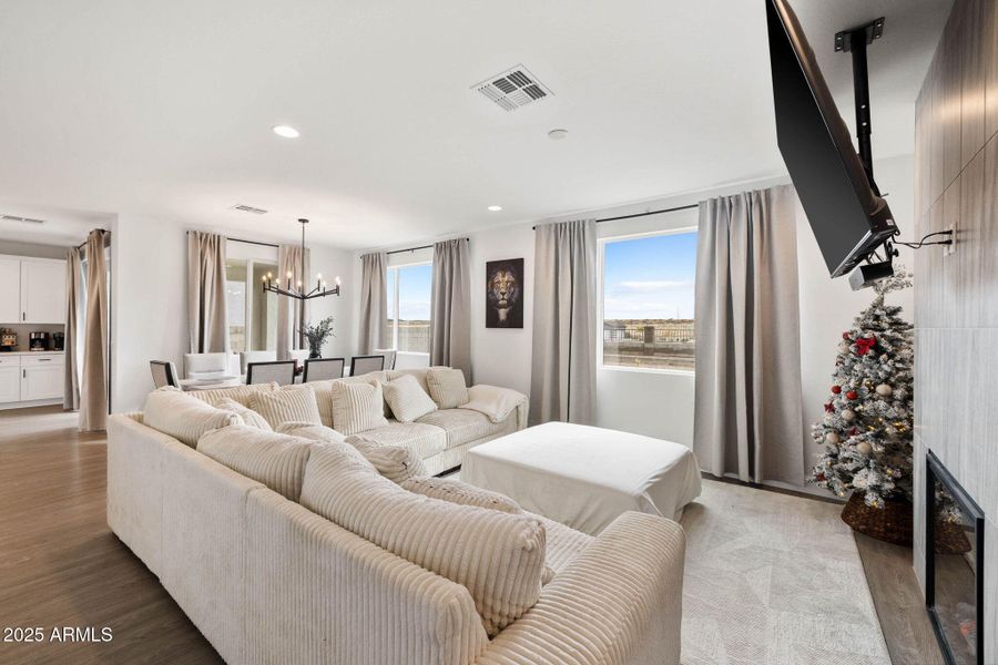 10-Living Room (2) 10-Living Room (2)