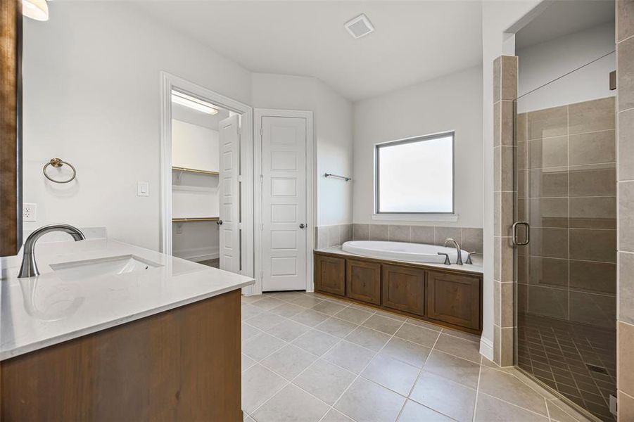 Furnished interior view inside a new home in Tuscan Estates (1 Acre Lots), Waxahachie (Image 5). Furnished interior view inside a new home in Tuscan Estates (1 Acre Lots), Waxahachie (Image 5).