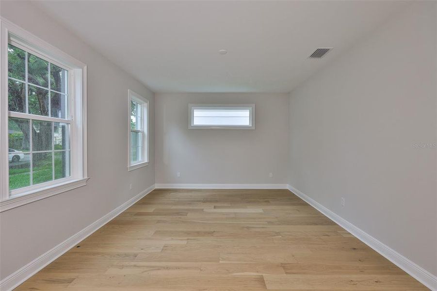 Spacious, unfurnished interior of a new home in , Tampa (Image 30).