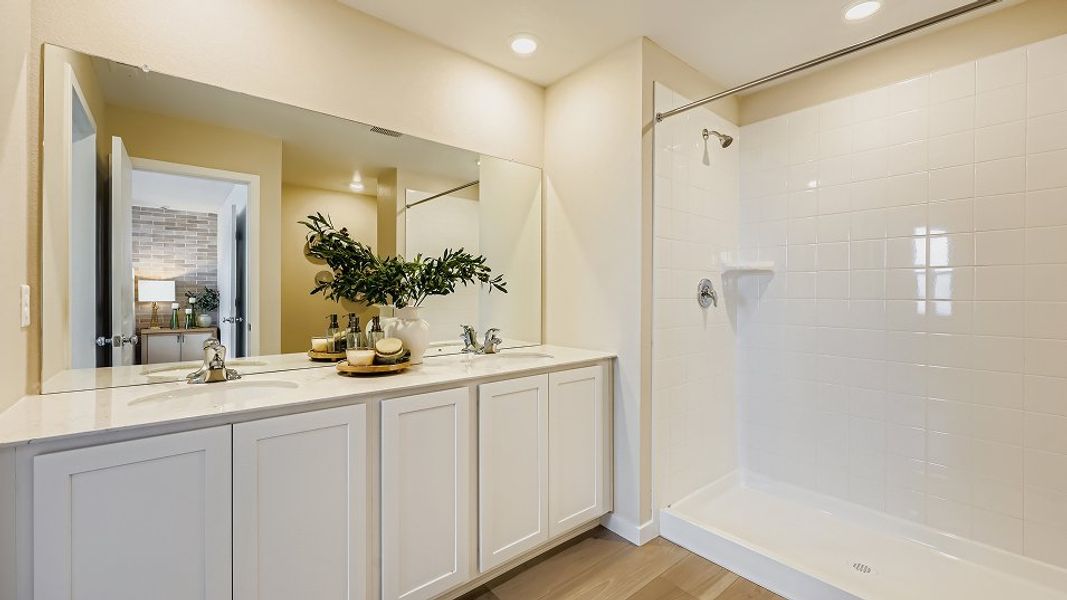 2203 Expedition Owners Bath F2