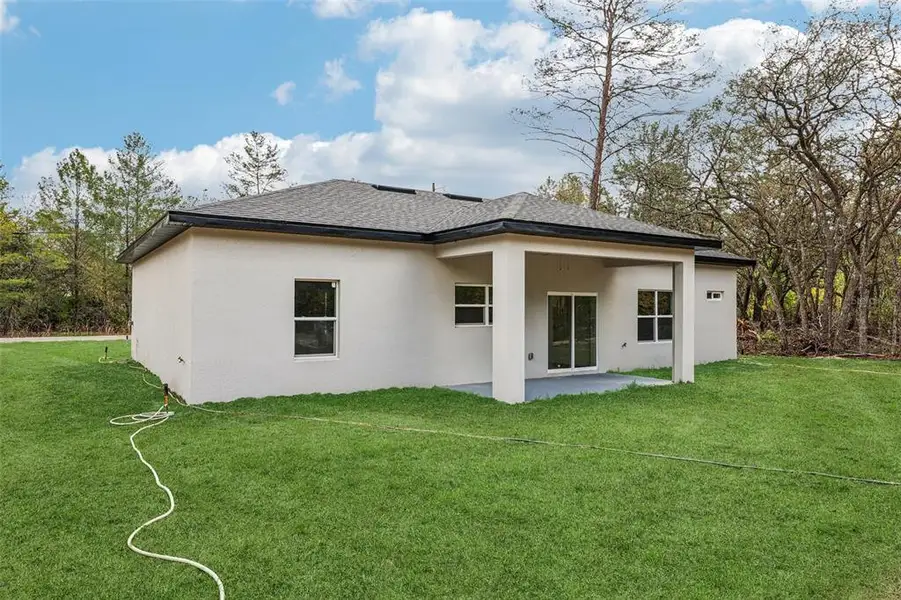 Exterior details and patio area of a home in , Ocklawaha (Image 3).