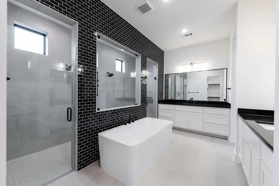 Lynmar II C primary bath
