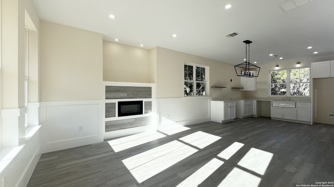 Spacious, unfurnished interior of a new home in , Bandera (Image 9).
