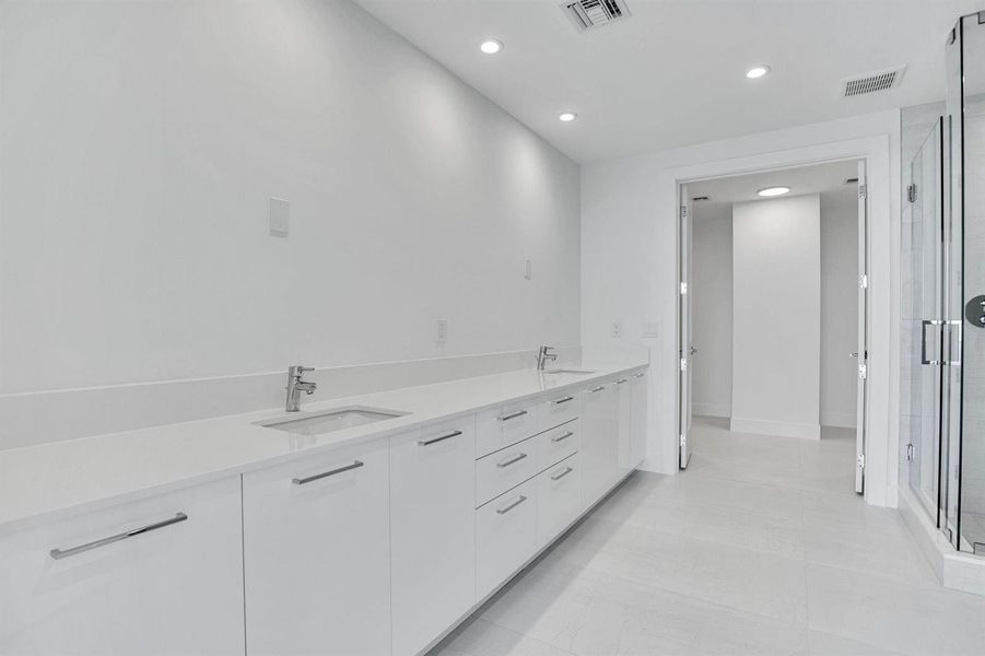 Owner's suite bath