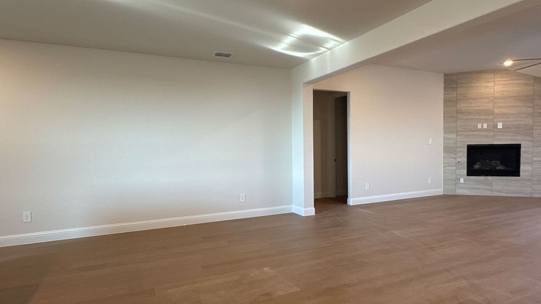 Spacious, unfurnished interior of a new home in Peachtree Meadows, Rockwall (Image 13).