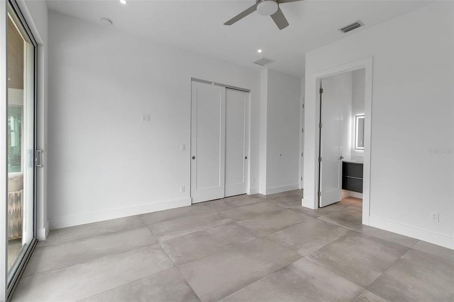 Spacious, unfurnished interior of a new home in , Sarasota (Image 35).